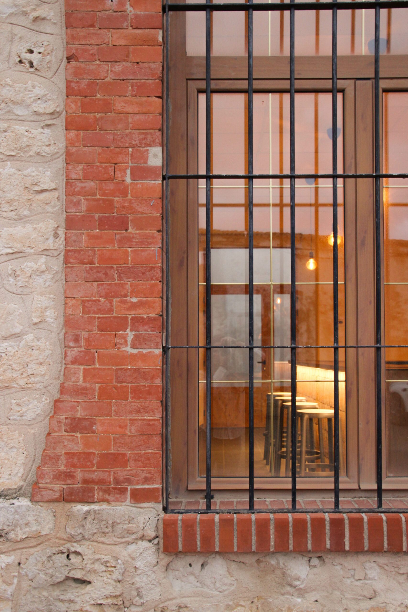 _5 detalle de la ventana de la reforma de cafetería en Corcos del Valle realizado por Samava Arquitectura
